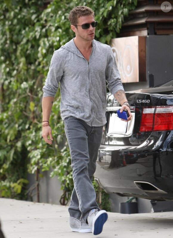 Ryan Philippe se promène seul dans les rues d'Hollywood le 2 mars 2010