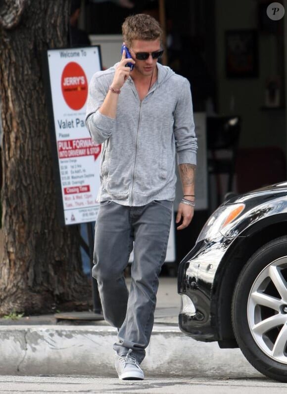 Ryan Philippe se promène seul dans les rues d'Hollywood le 2 mars 2010
