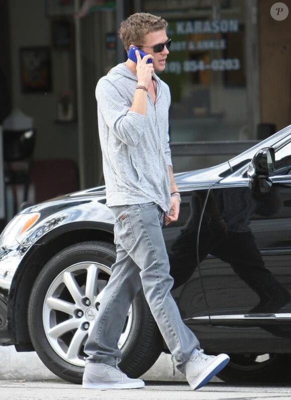 Ryan Philippe se promène seul dans les rues d'Hollywood le 2 mars 2010