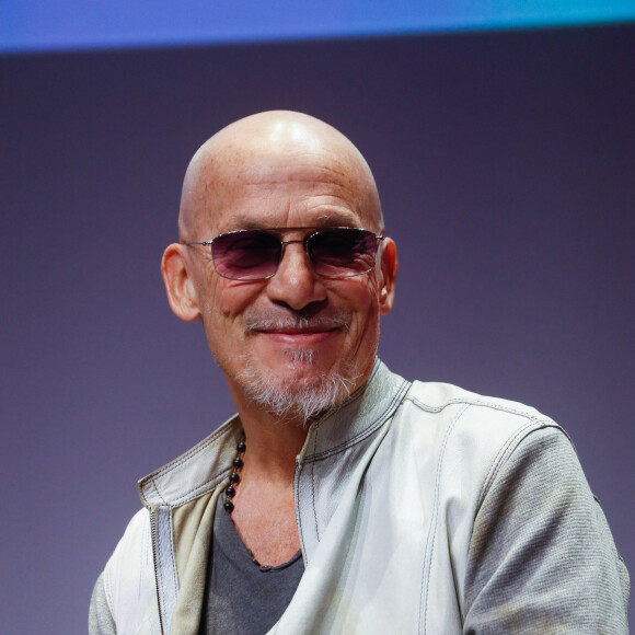 "Je me suis rendu compte que le cancer ne se traite pas en quatre jours avec des antibiotiques ni en six mois de chimiothérapie", a-t-il affirmé.
Florent Pagny - Cérémonie de remise des prix des Ambassadeurs ELA et lancement de la nouvelle campagne "Mets tes baskets et bats la maladie" à la Cité des Sciences et de l'Industrie à Paris. Le 7 juin 2023 © Christophe Clovis / Bestimage