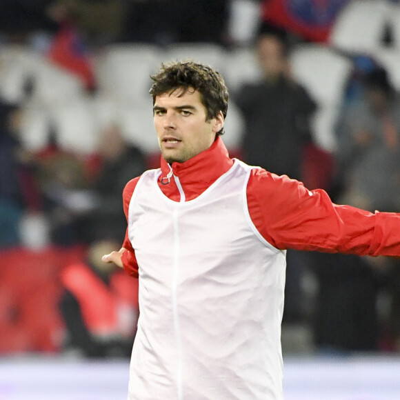 Mais l'ancien sportif de haut niveau peut également compter sur le soutien des ex-beaux-parents de sa femme.
Yoann Gourcuff - Karine Ferri encourage son compagnon Yoann Gourcuff lors du match Psg-Rennes au Parc des Princes à Paris le 6 novembre 2016. (victoire 4-0 du Psg) © Pierre Perusseau/Bestimage