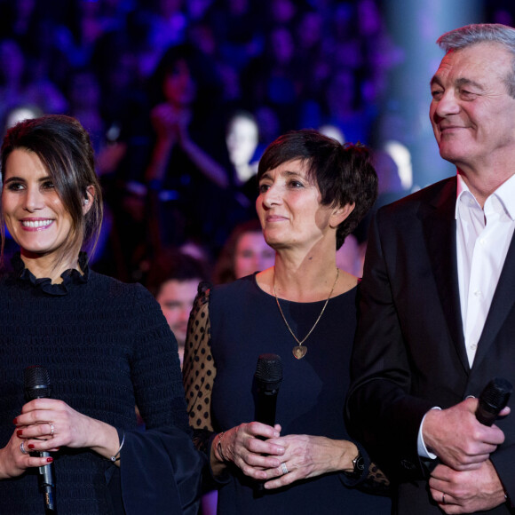 "Ça ne doit pas être évident pour lui de voir le nom de sa femme sans cesse associé à celui de son ex-compagnon", avait assuré Laurence Lemarchal.
Exclusif - Karine Ferri, Laurence et Pierre Lemarchal (Parents de Grégory Lemarchal) - Emission hommage à "Grégory Lemarchal, 10 ans après l'histoire continue" au Zénith de Paris et retransmis en direct sur TF1 le 7 janvier 2017.. © Cyril Moreau/Bestimage
