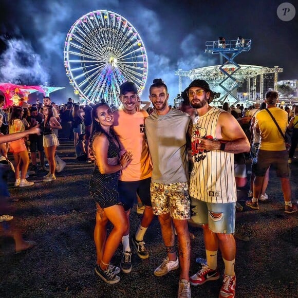 Le week-end dernier, il a même profité d'une soirée à la fête foraine de Port-Barcarès.
Emanuel, Maurine, Maximilien et Anthony prennent la pose sur Instagram.