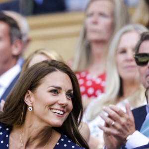 Et qu'il défiera un jour les fils de Roger Federer, Leo et Lenny, âgés de 9 ans ! 
Le prince William, duc de Cambridge, et Catherine (Kate) Middleton, duchesse de Cambridge, avec le prince George de Cambridge dans les tribunes de la finale du tournoi de Wimbledon, le 10 juillet 2022. 