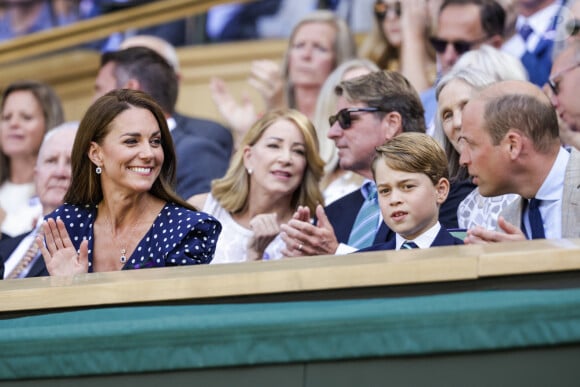 Le prince William, duc de Cambridge, et Catherine (Kate) Middleton, duchesse de Cambridge, avec le prince George de Cambridge dans les tribunes de la finale du tournoi de Wimbledon, le 10 juillet 2022. 