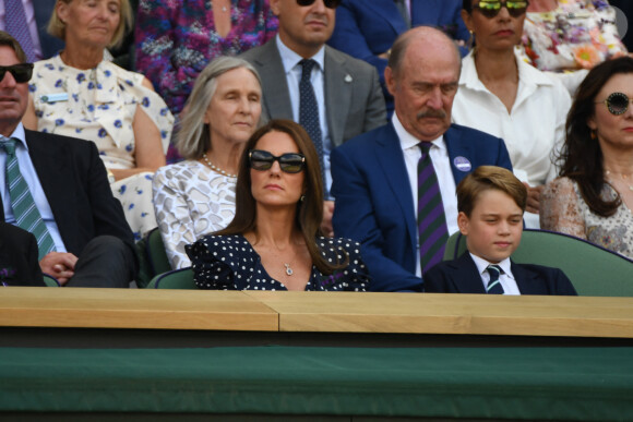 Le prince William, duc de Cambridge, et Catherine (Kate) Middleton, duchesse de Cambridge, avec le prince George de Cambridge dans les tribunes de la finale du tournoi de Wimbledon, le 10 juillet 2022. 