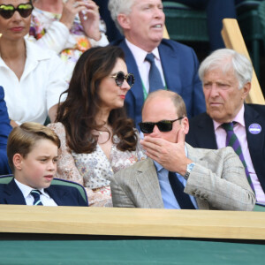 Le prince William, duc de Cambridge, et Catherine (Kate) Middleton, duchesse de Cambridge, avec le prince George de Cambridge dans les tribunes de la finale du tournoi de Wimbledon, le 10 juillet 2022. 