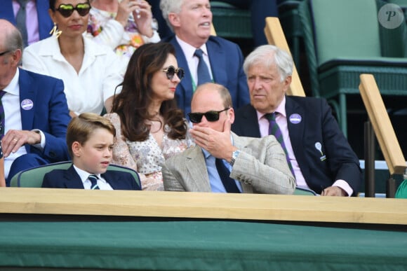 Le prince William, duc de Cambridge, et Catherine (Kate) Middleton, duchesse de Cambridge, avec le prince George de Cambridge dans les tribunes de la finale du tournoi de Wimbledon, le 10 juillet 2022. 