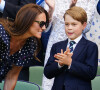 George de Galles est aussi fan de tennis que sa maman ! 
Le prince William, duc de Cambridge, et Catherine (Kate) Middleton, duchesse de Cambridge, avec le prince George de Cambridge dans les tribunes de la finale du tournoi de Wimbledon. 