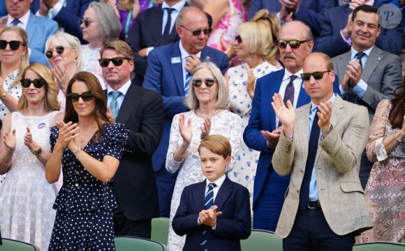 Le prince William, duc de Cambridge, et Catherine (Kate) Middleton, duchesse de Cambridge, avec le prince George de Cambridge dans les tribunes de la finale du tournoi de Wimbledon, le 10 juillet 2022. 