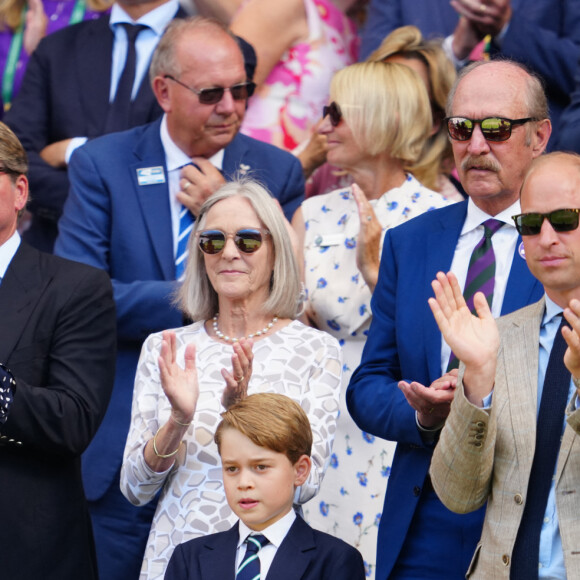 Le prince William, duc de Cambridge, et Catherine (Kate) Middleton, duchesse de Cambridge, avec le prince George de Cambridge dans les tribunes de la finale du tournoi de Wimbledon, le 10 juillet 2022. 