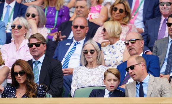 Le prince William, duc de Cambridge, et Catherine (Kate) Middleton, duchesse de Cambridge, avec le prince George de Cambridge dans les tribunes de la finale du tournoi de Wimbledon, le 10 juillet 2022. 