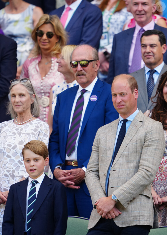 Le prince William, duc de Cambridge, et Catherine (Kate) Middleton, duchesse de Cambridge, avec le prince George de Cambridge dans les tribunes de la finale du tournoi de Wimbledon, le 10 juillet 2022. 