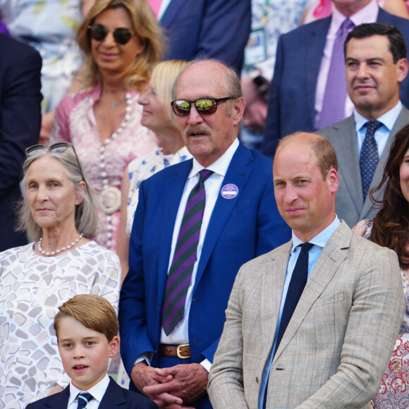 Le prince William, duc de Cambridge, et Catherine (Kate) Middleton, duchesse de Cambridge, avec le prince George de Cambridge dans les tribunes de la finale du tournoi de Wimbledon, le 10 juillet 2022. 