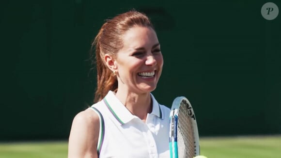 Catherine (Kate) Middleton, princesse de Galles et Roger Federer rencontrent les ramasseurs de balles de Wimbledon, à Londres, Royaume Uni, le 26 juin 2023. 