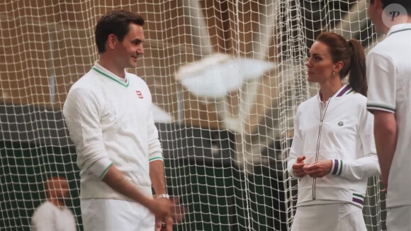 Peut-être fera-t-il bientôt des vidéos avec le champion comme sa mère...
Catherine (Kate) Middleton, princesse de Galles et Roger Federer rencontrent les ramasseurs de balles de Wimbledon, à Londres, Royaume Uni, le 26 juin 2023. 