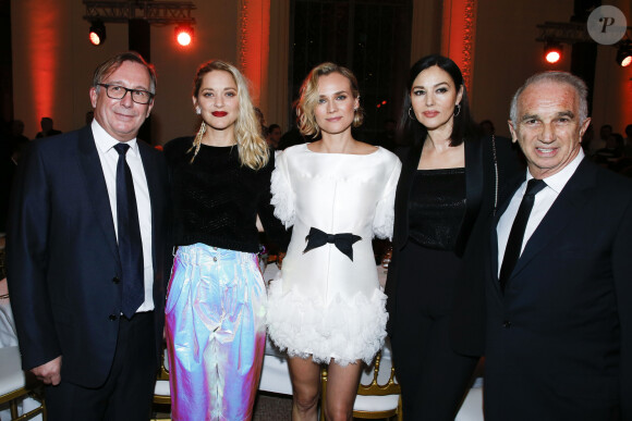 Elles ont même pris la pose
Bruno Pavlovsky, Marion Cotillard, Diane Kruger, Monica Bellucci et Alain Terzian - Dîner des révélations des Cesar 2018 au Petit Palais à Paris, le 15 janvier 2018. © Olivier Borde/Bestimage 