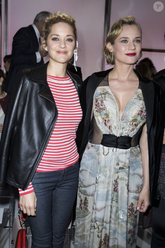 Elles semblent en bons termes
Marion Cotillard, Diane Kruger au défilé de mode " Giorgio Armani Privé ", collection Haute-Couture printemps-été 2018, à Paris. Le 23 janvier 2018 © Olivier Borde / Bestimage 