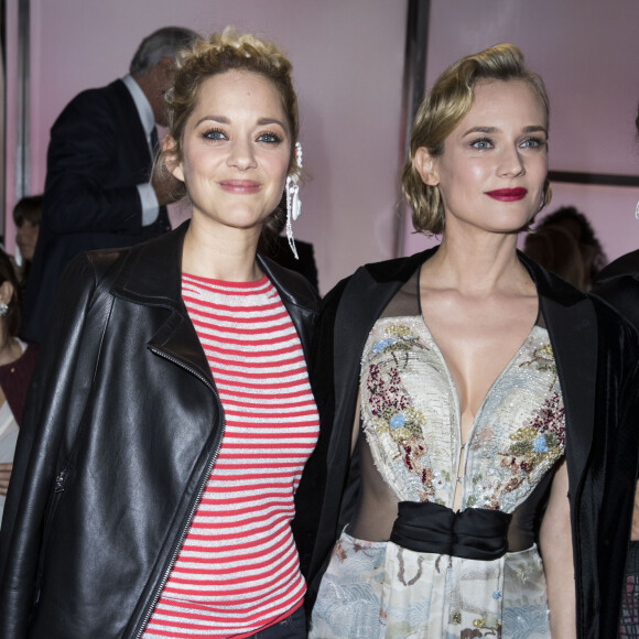 Elles semblent en bons termes
Marion Cotillard, Diane Kruger au défilé de mode " Giorgio Armani Privé ", collection Haute-Couture printemps-été 2018, à Paris. Le 23 janvier 2018 © Olivier Borde / Bestimage 