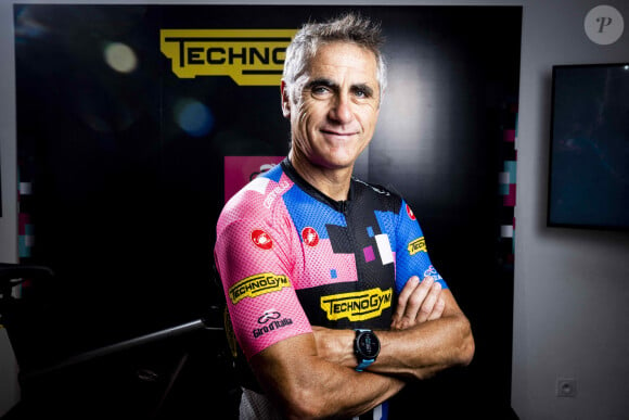 Consultant pour France Télévisions, l'ancien cycliste a jugé assez durement le meilleur coureur français 
Présentation du vélo d'appartement Technogym Ride par Laurent Jalabert à Paris le 17 mai 2022.