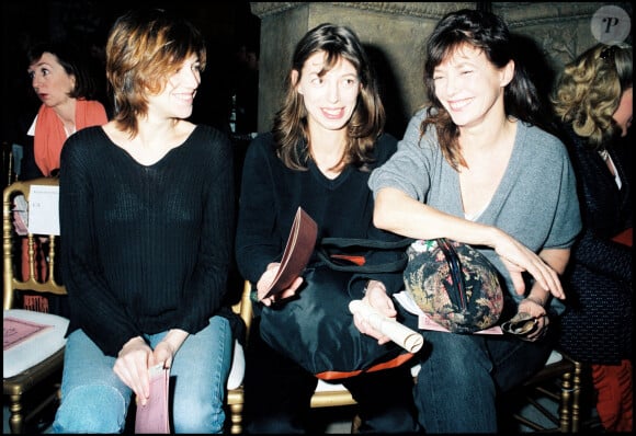 Charlotte Gainsbourg, Kate Barry et Jane Birkin au défilé de mode de John Galliano, collection prêt-à-porter 1997-1998 Automne-Hiver à Paris.
