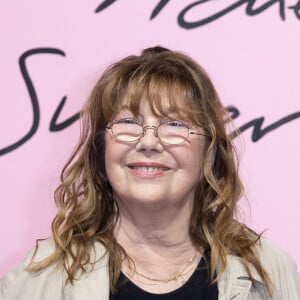 Jane Birkin informe son public que ses dates parisiennes le mois prochain (Olympia et Cigale) sont annulées, tout comme sa présence au sein des prochains festivals d'été - 02/03/2023 ( Dans un communiqué publié ce mercredi 1er mars, la société Diogène productions a annoncé que la chanteuse Jane Birkin était contrainte d'annuler ses prochains spectacles en raison d'une blessure) - Jane Birkin - Photocall du défilé de mode prêt-à-porter printemps-été 2023 Femmes "Acne Studios" lors de la fashion week de Paris. Le 28 septembre 2022 © Olivier Borde / Bestimage 