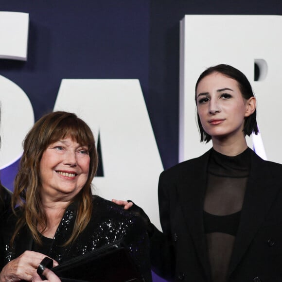 Jane Birkin avec Charlotte Gainsbourg et sa fille Alice Attal au photocall de la 48ème cérémonie des César à l'Olympia à Paris le 24 février 2023 © Dominique Jacovides / Olivier Borde / Bestimage 