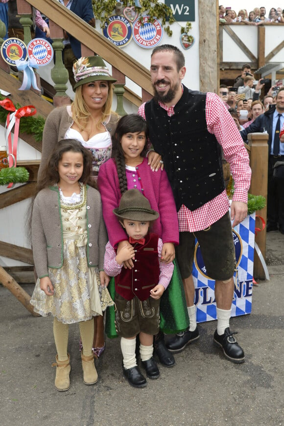 Franck Ribery célèbre la fête de la bière "Oktoberfest" avec sa femme Wahiba et ses enfants Salif, Shakinez et Hizya à Munich en Allemagne le 5 octobre 2014.