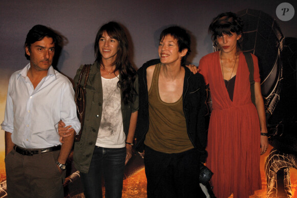 Vingt-quatre heures plus tard, ses filles Charlotte Gainsbourg et Lou Doillon sortent du silence.
Jane Birkin entourée de ses filles Charlotte Gainsbourg et Lou Doillon, Yvan Attal lors de l'avant-premiere du film SPIDERMAN 3 au Grand Rex. Le 27 avril 2007 © Christophe Aubert via Bestimage