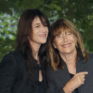 La chanteuse Jane Birkin est morte dimanche à son domicile parisien.
Charlotte Gainsbourg, Jane Birkin de "Jane by Charlotte" - Personnalités lors de la 14ème édition du Festival du Film Francophone d'Angoulême © Christophe Aubert via Bestimage