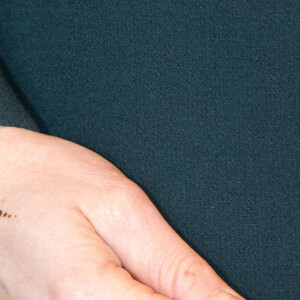 Catherine Kate Middleton (enceinte) , duchesse de Cambridge, visite le centre Fire Station Arts à Sunderland le 21 février 2018. Elle se fait faire un tatouage au henné. 