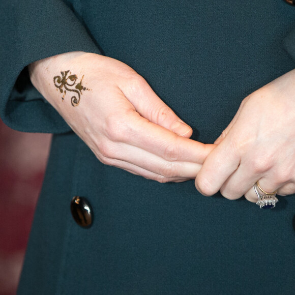 Catherine Kate Middleton (enceinte) , duchesse de Cambridge, visite le centre Fire Station Arts à Sunderland le 21 février 2018. Elle se fait faire un tatouage au henné. 