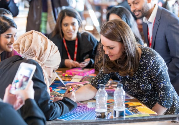 Catherine Kate Middleton (enceinte) , duchesse de Cambridge, visite le centre Fire Station Arts à Sunderland le 21 février 2018. Elle se fait faire un tatouage au henné. 