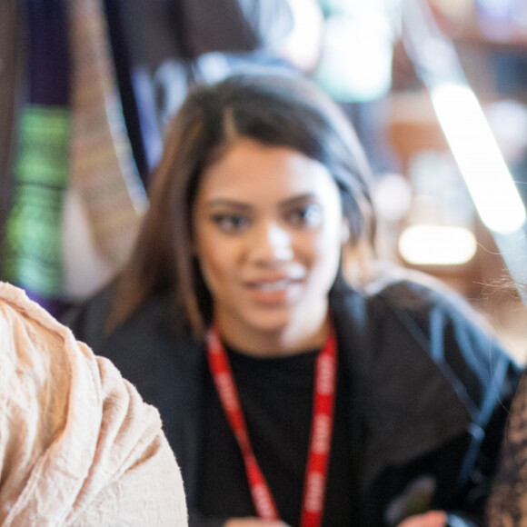 Catherine Kate Middleton (enceinte) , duchesse de Cambridge, visite le centre Fire Station Arts à Sunderland le 21 février 2018. Elle se fait faire un tatouage au henné. 