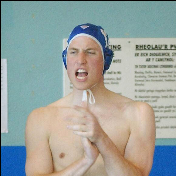Prince William encourage son équipe de waterpolo - 17 avril 2004.  Il ne semble pas avoir de tatouages ! Photo by Barry Batchelor/PA/ABACA/ABACAPRESS.COM