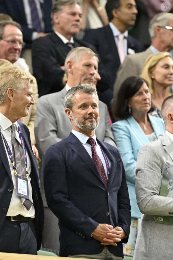 Frederik de Danemark est l'une des seuls héritiers à avoir un tatouage.
Tennis : Prince Frederik du Danemark dans la Royal Box lors du tournoi de Wimbledon 2023 à Londres, le 10 juillet 2023. 