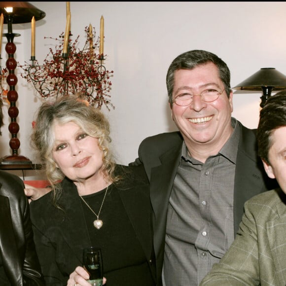 Exclusif - Johnny Halliday et Brigitte Bardot, Patrick Balkany en 2004.