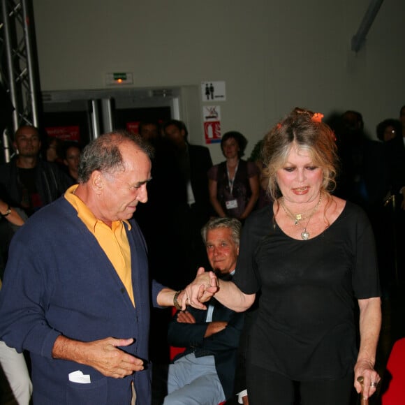 Elles ont toutes les deux été en couple par le passé avec Serge Gainsbourg.
Claude Brasseur et Brigitte Bardot lors de la 6ème édition du Festival de la fiction TV à Saint-Tropez, le 18 septembre 2004. © Frédéric Piau/Bestimage