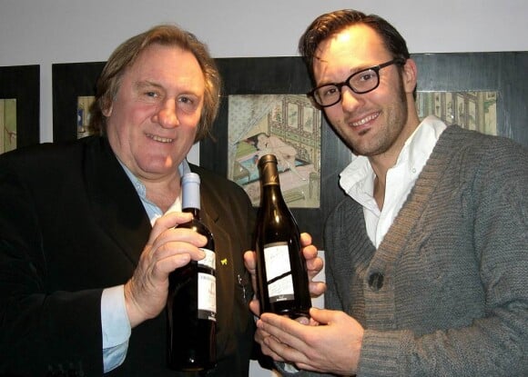 Gérard Depardieu dans son restaurant de La Fontaine Gaillon lors d'une dégustation de vin