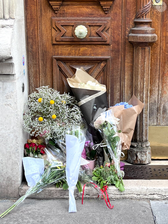 Elle a fini par y succomber le 16 juillet dernier.
Illustration des hommages rendus à Jane Birkin devant son domicile à Paris. Le 17 juillet 2023 © Céline Bonnarde / Bestimage 