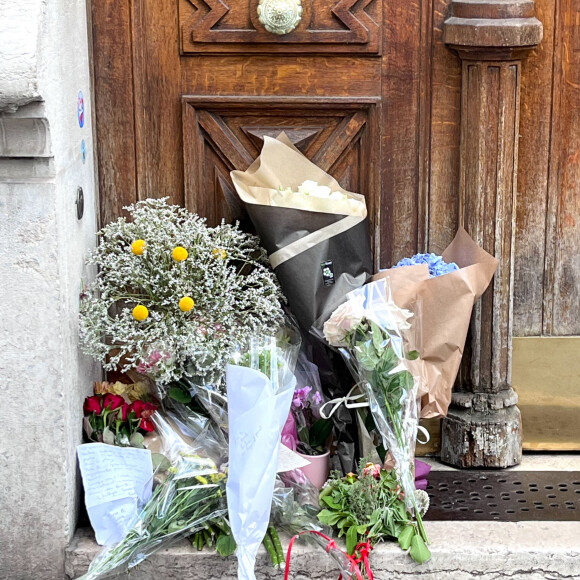 Elle a fini par y succomber le 16 juillet dernier.
Illustration des hommages rendus à Jane Birkin devant son domicile à Paris. Le 17 juillet 2023 © Céline Bonnarde / Bestimage 