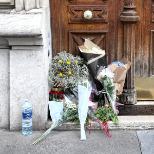 Illustration des hommages rendus à Jane Birkin devant son domicile à Paris. Le 17 juillet 2023 © Céline Bonnarde / Bestimage 