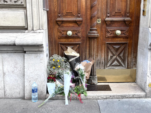 Illustration des hommages rendus à Jane Birkin devant son domicile à Paris. Le 17 juillet 2023 © Céline Bonnarde / Bestimage 