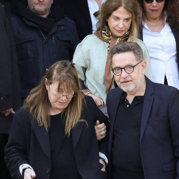Jane Birkin et Olivier Gluzman - Sorties des obsèques de la chanteuse Régine au Crematorium du cimetière du Père-Lachaise à Paris. Le 9 mai 2022 © Jacovides-Moreau / Bestimage 