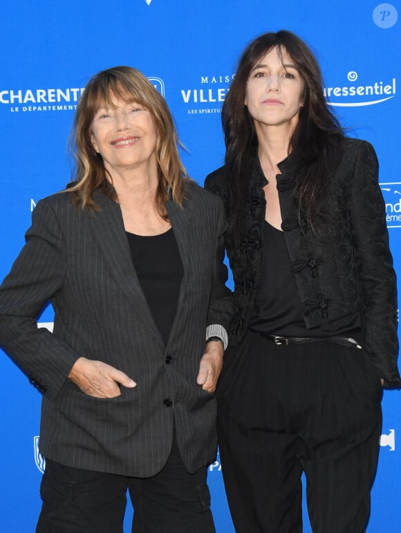 Mais pour ses filles, elle n'a jamais voulu se plaindre de ses douleurs.
Jane Birkin et sa fille Charlotte Gainsbourg - Photocall du film "Jane par Charlotte" lors du 14ème Festival du Film Francophone d'Angoulême. Le 27 août 2021 © Coadic Guirec / Bestimage 