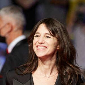 Charlotte Gainsbourg et sa mère Jane Birkin (habillée en Céline) - Montée des marches du film "Jane par Charlotte" lors du 74ème Festival International du Film de Cannes. Le 7 juillet 2021 © Borde-Jacovides-Moreau / Bestimage 