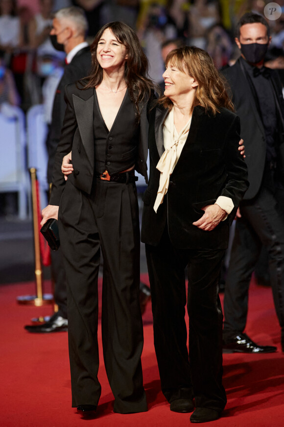 Charlotte Gainsbourg et sa mère Jane Birkin (habillée en Céline) - Montée des marches du film "Jane par Charlotte" lors du 74ème Festival International du Film de Cannes. Le 7 juillet 2021 © Borde-Jacovides-Moreau / Bestimage 