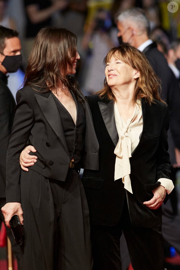 Charlotte Gainsbourg et sa mère Jane Birkin (habillée en Céline) - Montée des marches du film "Jane par Charlotte" lors du 74ème Festival International du Film de Cannes. Le 7 juillet 2021 © Borde-Jacovides-Moreau / Bestimage 