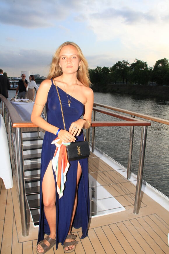 Si la jeune femme s'est lancée dans la comédie, elle est aussi mannequin !
Kina, la fille de Stéphane Hénon au Trophée de la Pétanque Gastronomique à Paris Yacht Marina le 21 juin 2022. © Philippe Baldini / Bestimage