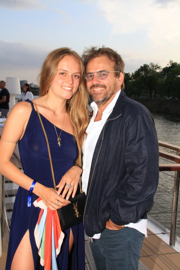 Stéphane Henon est également l'heureux papa d'une fille prénommée Kina (2000), fruit d'une précédente union.
Stéphane Henon et sa fille Kina au Trophée de la Pétanque Gastronomique à Paris Yacht Marina le 21 juin 2022. © Philippe Baldini / Bestimage